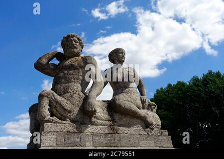 Tritone et nymph, pont Carl Zuckmayer à Berlin, Allemagne Banque D'Images
