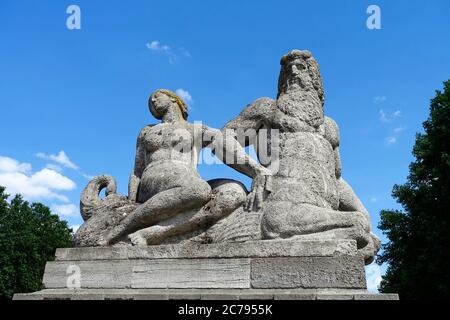 Tritone et nymph, pont Carl Zuckmayer à Berlin, Allemagne Banque D'Images