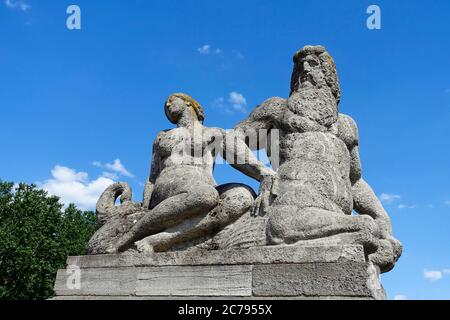 Tritone et nymph, pont Carl Zuckmayer à Berlin, Allemagne Banque D'Images