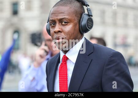 Westminster, Londres, Royaume-Uni. 15 juillet 2020. Le député conservateur Bim Afolami traverse la foule mais n'interagit pas. Les manifestants pro-européens anti-Brexit et les militants autour de Steve (Steven) Bay tiennent leur manifestation hebdomadaire devant les portes du Parlement et de la place du Parlement, Westminster, alors que les députés tiennent des PMQ à l'intérieur de la Chambre des communes. Crédit : Imagetraceur/Alamy Live News Banque D'Images