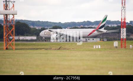 Glasgow, Écosse, Royaume-Uni. 15 juillet 2020. Photo : le vol EK28 des Émirats, Boeing 777-31H(ER) (reg A6-EGE) quitte l'aéroport international de Glasgow pour Dubaï. Premier vol de retour après le verrouillage a été assoupli. Après la crise du coronavirus (COVID19), l'industrie de l'aviation mondiale a été massivement touchée, ce qui a entraîné la chute de certaines compagnies aériennes et la réduction du nombre de personnel et l'annulation des commandes de nouveaux avions. Emirates a annulé ses vols à destination de Glasgow jusqu'à aujourd'hui. Crédit : Colin Fisher/Alay Live News Banque D'Images