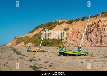 Bateaux de pêche dans le sable à la plage de Ponta Grossa, Icagui, Ceara, Brésil Banque D'Images
