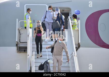 Homme 15 juillet 2020. Les passagers prennent le premier vol dans le pays depuis des mois à l'aéroport international de Velana à Malé, aux Maldives, le 15 juillet 2020. Un vol de Qatar Airways transportant 107 étrangers et 27 Maldives est arrivé mercredi matin à l'aéroport international de Velana aux Maldives, marquant la première arrivée de touristes depuis la fermeture des frontières du pays le 27 mars, dans le contexte de la pandémie COVID-19. Crédit: Xinhua/Alay Live News Banque D'Images