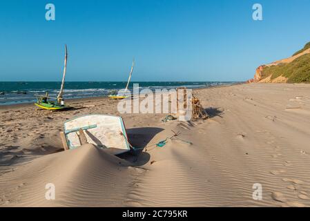 Bateaux de pêche dans le sable à la plage de Ponta Grossa, Icagui, Ceara, Brésil Banque D'Images