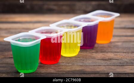 Gelée de fruits multicolore dans les tasses en plastique Banque D'Images