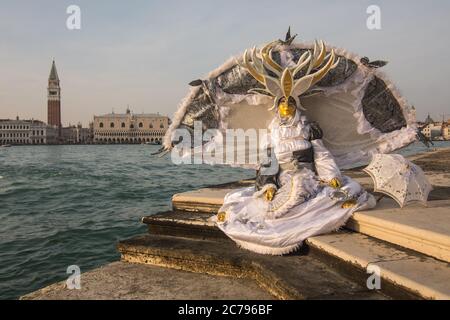 VENISE, ITALIE - 28 FÉVRIER 2019 : une dame blanche se trouve sur les escaliers devant le bassin de San Marco pendant le carnaval de Venise Banque D'Images