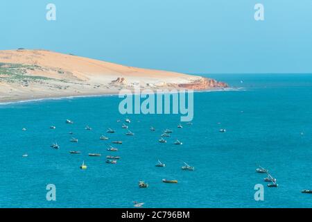 Petits bateaux de pêche, tôt le matin dans les dunes et les falaises sur la plage de Peroba, Icagui, Ceará, Brésil Banque D'Images
