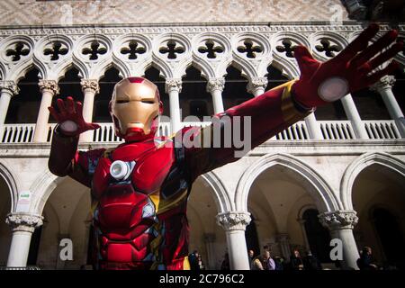 VENISE, ITALIE - 28 FÉVRIER 2019 : masque d'homme de fer des Avengers de l'Univers Marvel pose devant le Palazzo Ducale pendant le Carnaval de Venise Banque D'Images