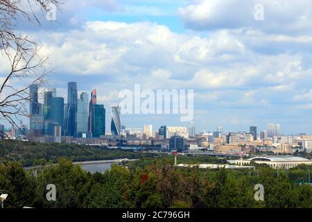 MOSCOU RUSSIE vue panoramique sur la ville de Moscou immeubles moderne de bureau sur la rive de la rivière de Moscou Banque D'Images