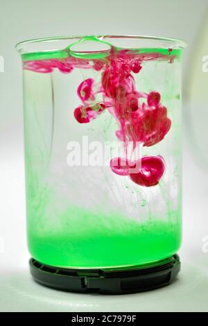 Une photographie de gros plan de couleur rose et verte mélangée dans l'eau. Banque D'Images