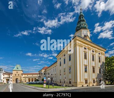 Palais des archevêques (château de Kromeriz), Mlynska brana (porte) à gauche, à Kromeriz, Moravie, région de Zlin, République tchèque Banque D'Images