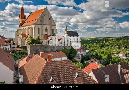 Eglise Saint-Nicolas, vue depuis la colline du château, à Znojmo, Moravie du Sud, République tchèque Banque D'Images