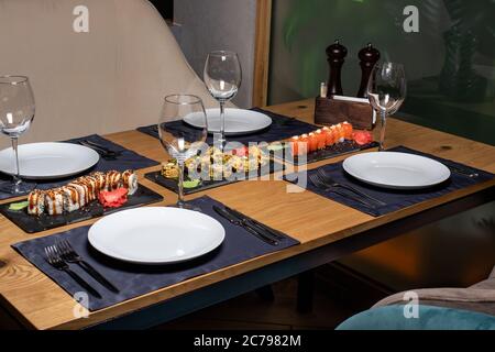 Des petits pains à sushis avec sauce wasabi sur la table du restaurant. Cuisine nationale japonaise, fruits de mer et poisson. Banque D'Images