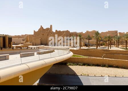 Riad, Arabie Saoudite, février 14 2020 : passerelle piétonne vers le quartier historique Al-Diraiyah de Riyad en Arabie Saoudite Banque D'Images