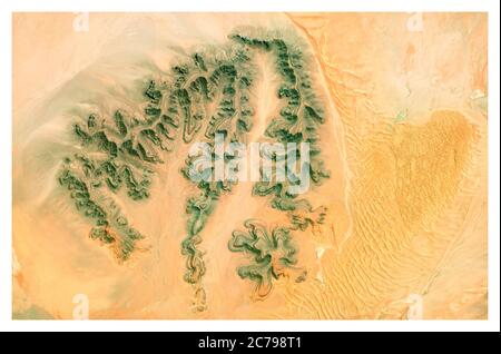 Vue satellite sur le désert, le paysage et les montagnes de Namibie. Vue sur la nature et l'antenne. Formes de fleurs. Réchauffement de la planète et changement climatique Banque D'Images