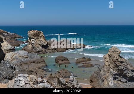 Mer de Porto Covo et falaises de Costa Vicentina. Alentejo, Portugal Banque D'Images