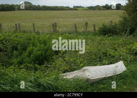 Vue rapprochée sur le matelas qui se déverse en avion dans la campagne, à côté des champs et d'une zone de marche locale Banque D'Images