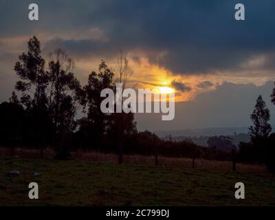 Coucher de soleil dans les terres agricoles des montagnes du centre des montagnes andines de Colombie Banque D'Images