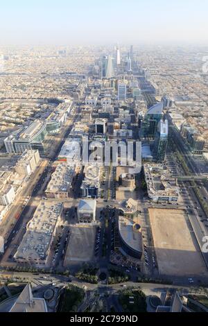 Riad, Arabie Saoudite, février 14 2020: Vue aérienne de Riyad centre-ville en Arabie Saoudite. Des photos ont été prises du Skybridge dans la tour du Royaume Banque D'Images