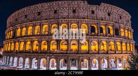 Colisée ou Coliseum la nuit à Rome, Italie Banque D'Images