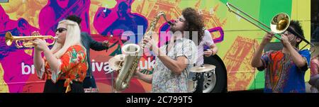 Vue rapprochée de trois membres, dont Becca Toft, du groupe de jazz de la Nouvelle-Orléans basé à Londres, The Brass Funkeys Banque D'Images