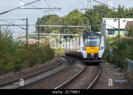 Train de passagers de classe 700 à Thameslink, qui voyage au Royaume-Uni. Banque D'Images