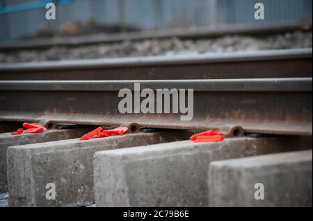 Gros plan de traverses de chemin de fer et de traverses en béton sur une section de chemin de fer en Angleterre, au Royaume-Uni. Banque D'Images