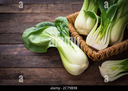 Pak choi dans le panier sur la table en bois Banque D'Images