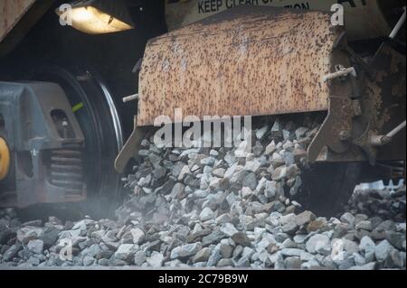 Réseau Rail train posant un nouveau ballast sur une partie de chemin de fer en Angleterre, Royaume-Uni. Banque D'Images