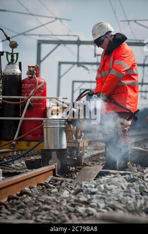 Équipe de maintenance effectuant des soudures thermit sur rail au Royaume-Uni. Banque D'Images