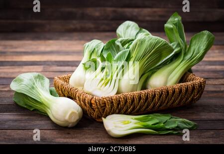 Pak choi dans le panier sur la table en bois Banque D'Images