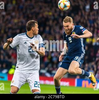 Glasgow, Écosse, Royaume-Uni – 6 septembre 2019. Oliver McBurnie, attaquant de l'équipe nationale de football d'Écosse, contre Artem Dzyuba dur, attaquant russe Banque D'Images