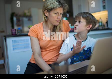 La mère et le fils à l'aide d'ordinateur portable à la maison Banque D'Images