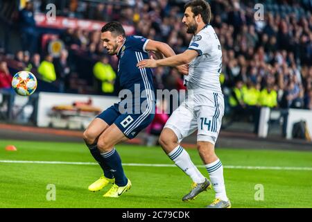 Glasgow, Écosse, Royaume-Uni – 6 septembre 2019. Le milieu de terrain de l'équipe nationale de football d'Écosse John McGinn contre le défenseur russe Georgi Dzhikiya Banque D'Images