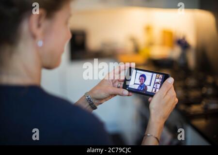 Femme discutant vidéo avec des amis sur l'écran du smartphone Banque D'Images