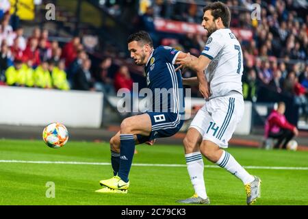 Glasgow, Écosse, Royaume-Uni – 6 septembre 2019. Le milieu de terrain de l'équipe nationale de football d'Écosse John McGinn contre le défenseur russe Georgi Dzhikiya Banque D'Images