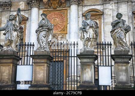 Sculptures de saints. Détails architecturaux de l'Église des Apôtres Pierre et Paul dans la vieille ville de Cracovie, Pologne. Banque D'Images