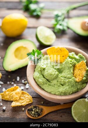 Dégustation de guacamole maison dans le bol Banque D'Images