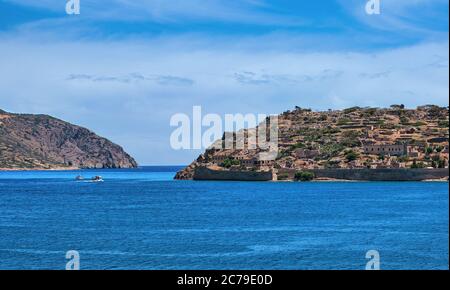 Vue sur la rive ouest de l'île de Spinalonga et la forteresse vénitienne par beau soleil, Crète, Grèce Banque D'Images