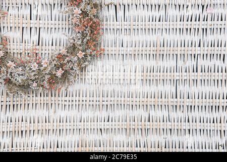 Belle couronne de fleurs aux couleurs pâles et blanches, tendance et discrètes sur fond Uni avec espace pour les copies Banque D'Images