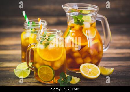 Thé glacé au citron, citron vert et menthe Banque D'Images