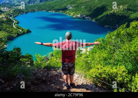 Célèbre lac en forme de cœur dans le parc national des Abruzzes en Italie. Le randonneur observe le paysage depuis le sommet avec le lac en dessous. Banque D'Images