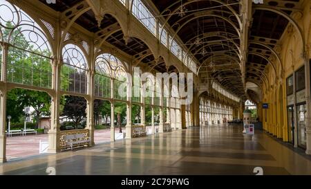 Mariánské Lázně, République tchèque / Bohême de l'Ouest - 16 juin 2020 : Mariánské Lázně - Colonnade principale (Colonnade de Maxim Gorky) en couleur Banque D'Images