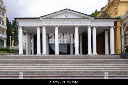 Mariánské Lázně, République tchèque / Bohême de l'Ouest - 16 juin 2020: Mariánské Lázně - Traduction sur le tittle du bâtiment "Cross Spring", par Libor Banque D'Images