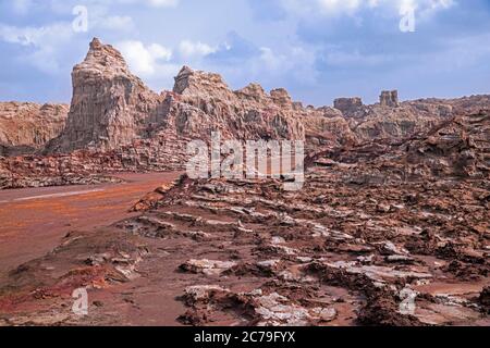 Tours érodées et pinnacles composés de sel, potassium et magnésium dans le désert de Danakil, région d'Afar, Éthiopie, Afrique Banque D'Images