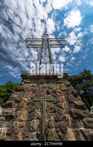 Croix de fer monumentale du Sanctuaire en Italie Banque D'Images