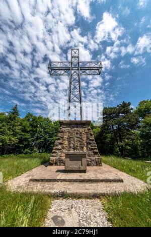 Croix de fer monumentale du Sanctuaire en Italie Banque D'Images