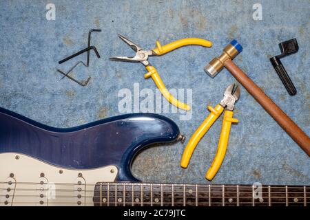 Luthier établi avec des outils et une guitare électrique Banque D'Images