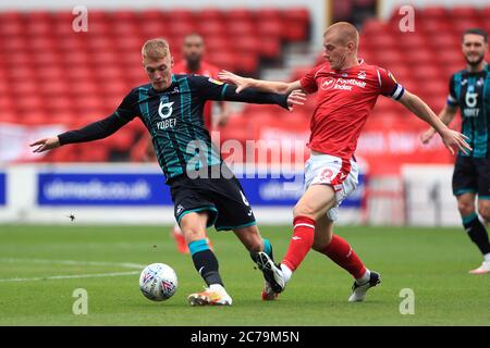 Jay Fulton (à gauche) de Swansea City et Ben Watson de Nottingham Forest se battent pour le ballon lors du match de championnat Sky Bet au City Ground, à Nottingham. Banque D'Images