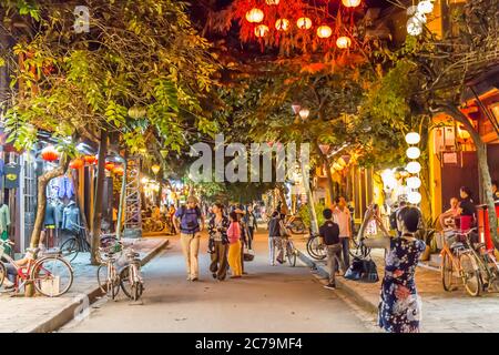 Rue le loi dans la vieille ville la nuit, avec des lanternes, des arbres et des magasins de costume, Hoi an, Vietnam - 10 janvier 2015 Banque D'Images